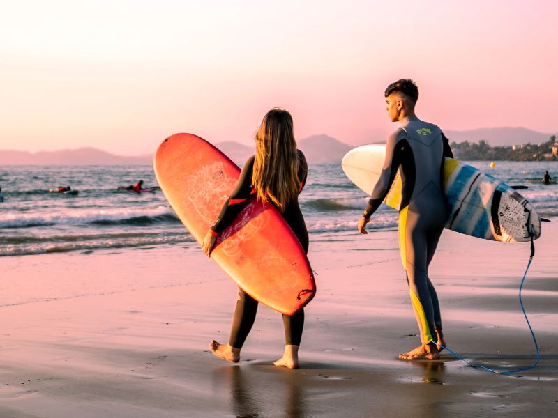Surf em casal e no oceano se torna novo hobby para os apaixonados