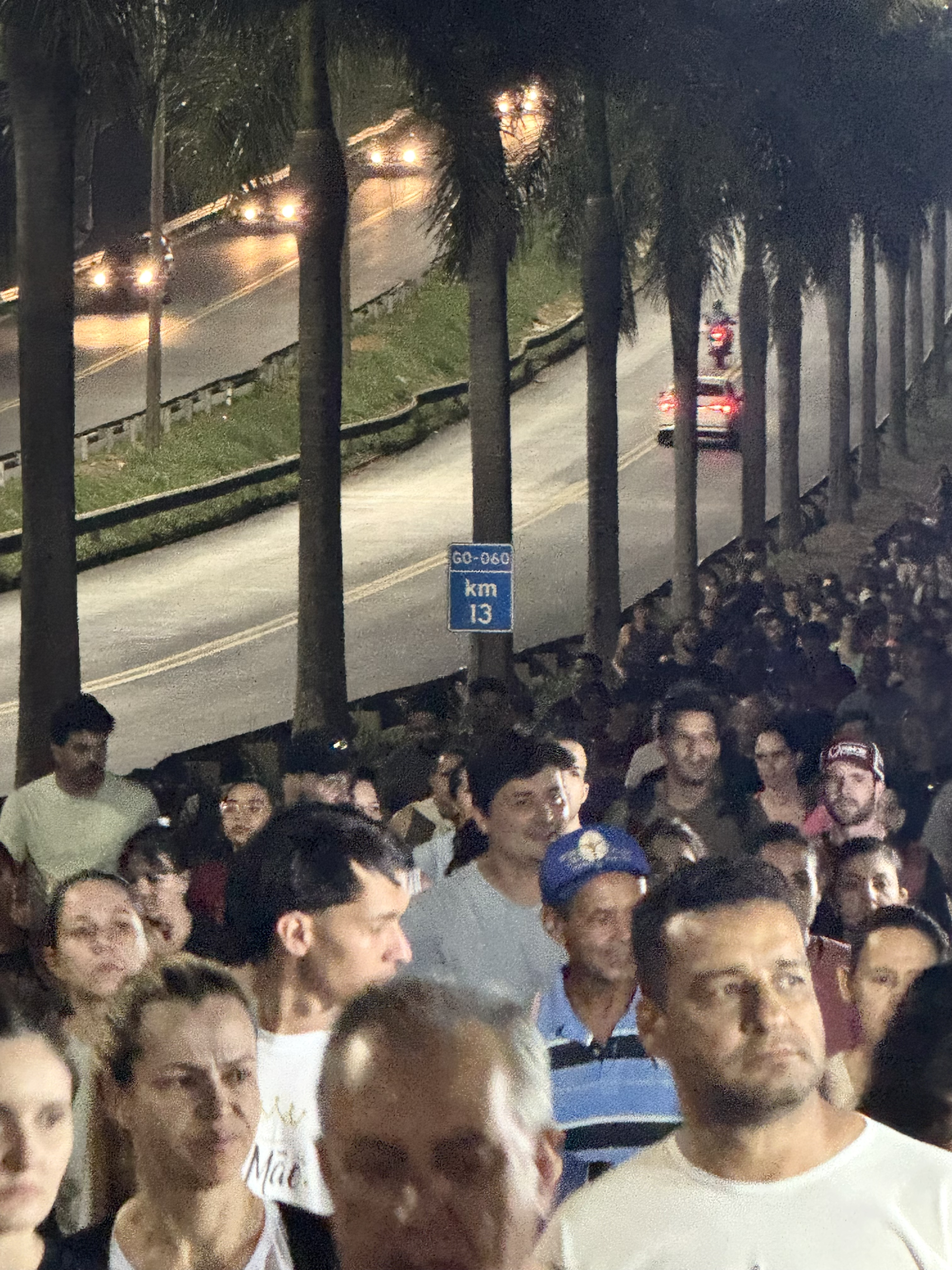 Milhares de fiéis seguem pela rodovia dos romeiros nessa madrugada de domingo